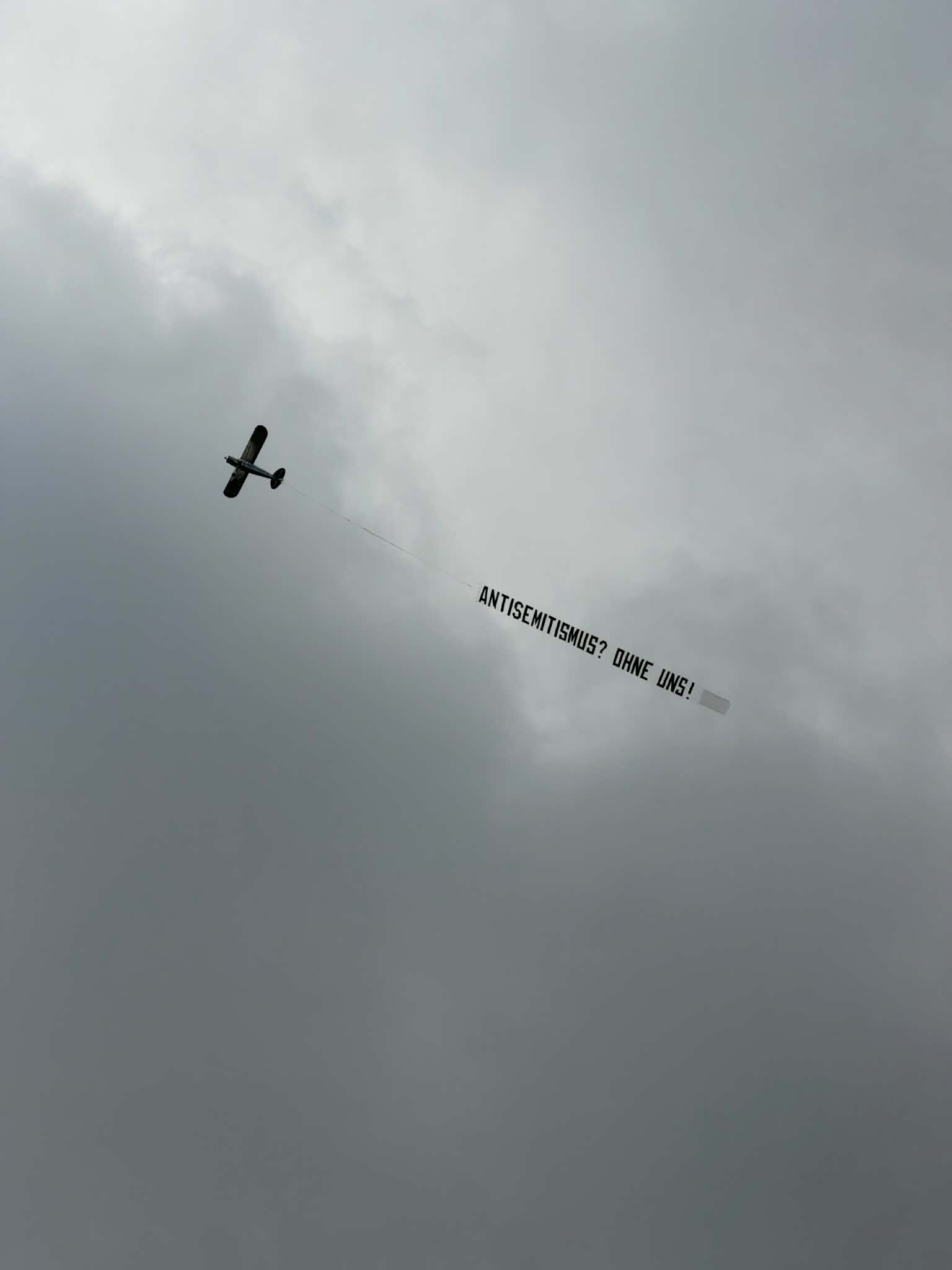 Schleppbanner über München: Antisemitismus? Ohne uns! – 3. Juli 2026